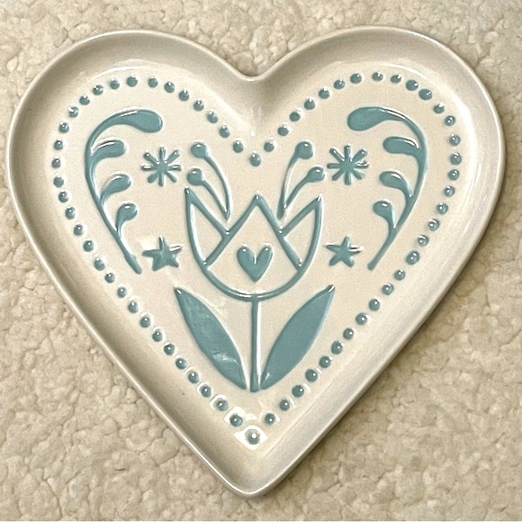 Heart shaped plate - NWOT World Market - 8x8 white with blue flower design - Picture 1 of 3